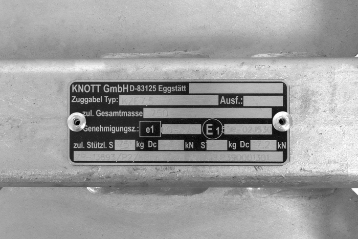 Engate de bola KNOTT KQ14-A+KZE7.5 para reboque de 750 kg com barra de tração tipo V
